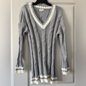 Superdown Gray and White V-Neck Cable Sweater